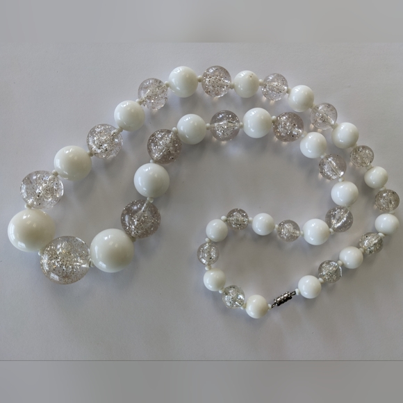 VTG CHUNKY WHITE/CLEAR GLITTER GUMBALL NECKLACE - Picture 7 of 7